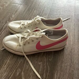 Nike sneakers women’s size 7.5 white and pink